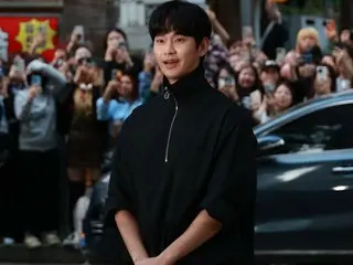 김수현, '눈물의 여왕' 방송 종료 발사에 참여하는 모습.
