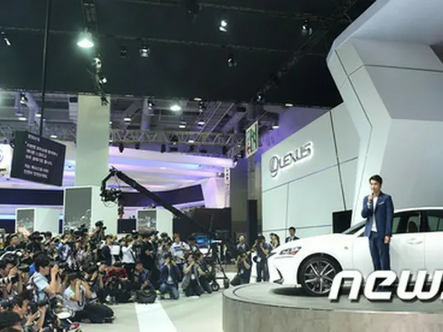 ”2016 Busan International Motor Show” is being held. Actor Jung Woo Sung ismodel of Toyota LEXUS, ac