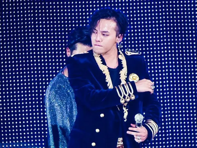 The VELVET jacket that G-DRAGON wore at the BIGBANG concert, ”BALMAIN” brand.