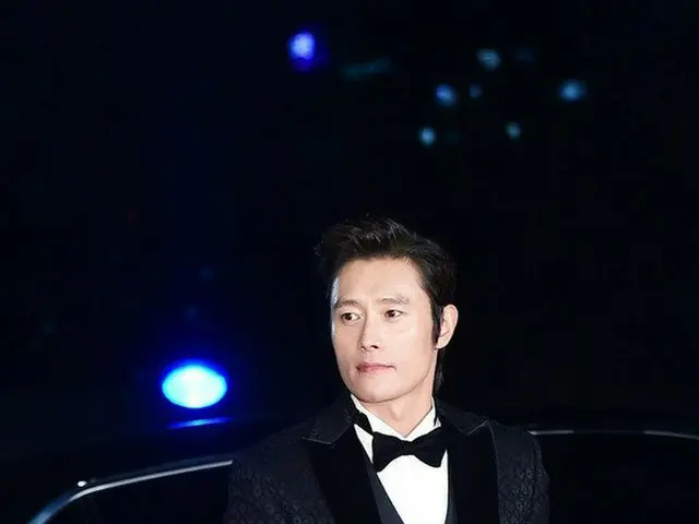 Actor Lee Byung Hun, winning the 37th ”Blue Dragon Film Award” actor starringprize.