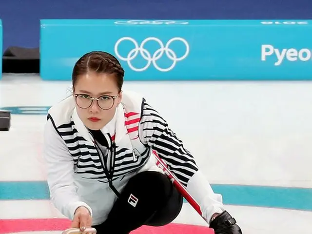 Actor Jung Woo Sung, caught in the charm of Curling girls' glasses senior. I amenthusiastic cheering