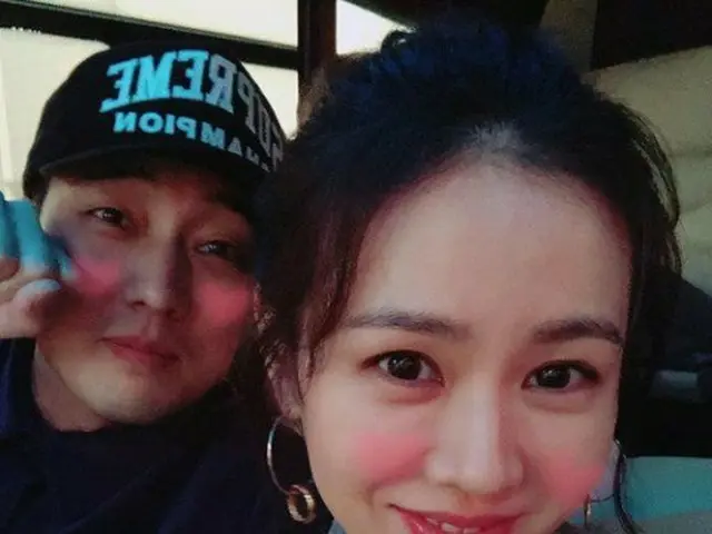 Actress Son Ye Jin, released a lovely couple shot with actor So Ji Sub. Theyco-starred in Korean ver