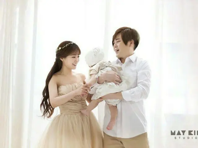 ”K-POP's first idol couple”, released family photos with daughter. * H.O.Tformer member Mun Hee Jun,