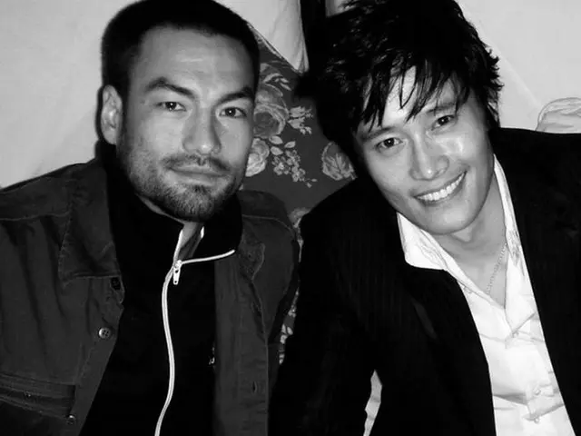 Actor Lee Byung Hun, released his past photo with David Lee Makinis. ”Once upona time in LA 2004”.