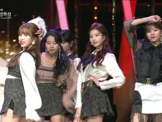 TWICE, a special stage with the ”Blue Dragon Film Award” award ceremony lastnight. The reaction of a