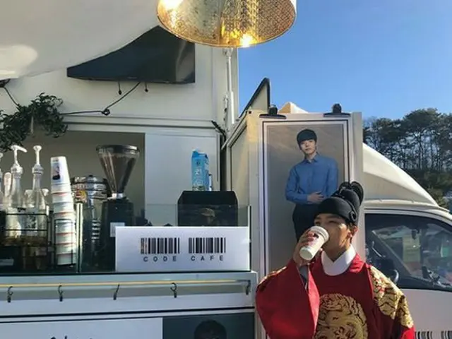 Actor Yeo Jin Ku, a great impression on coffee car present from Hong Jong Hyun.