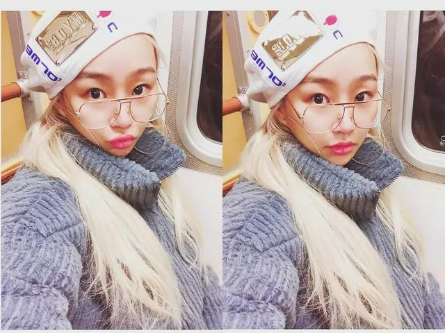 【G Official】 SISTAR_ former member Hyo Lin opened photos on the subway.