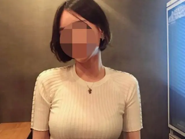 Former fiancé of Yucheon (Mickey JYJ) = Hwang Hana. The word ”manager” appearedin ”exposures teaser”