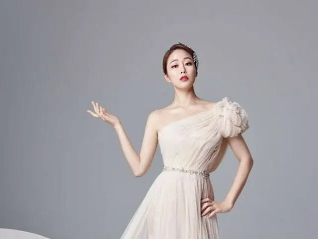 Kim HyoJin, released pictures. A figure like a swan.