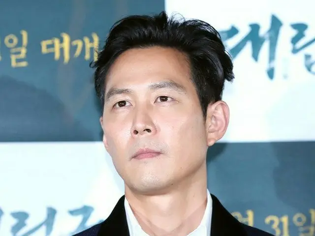 Lee Jung attended a preview of the movie ”substitute army” media.