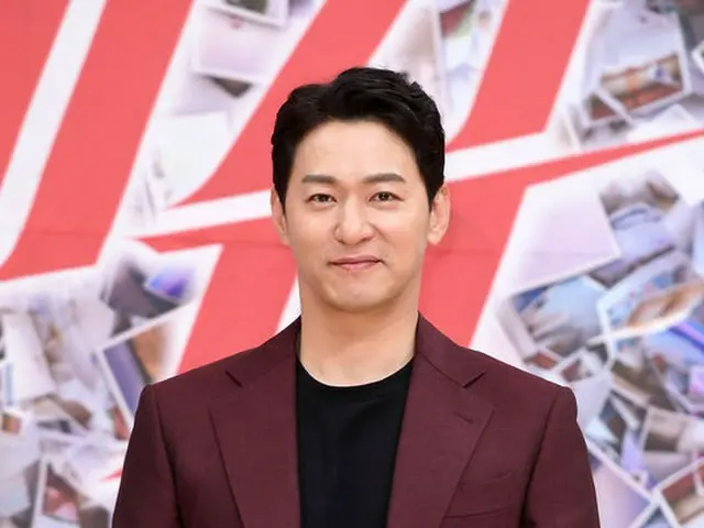 actor Joo Jin Mo, cases of mobile phone hacking threats are occurringfrequently. ● Actor A, Actor B,
