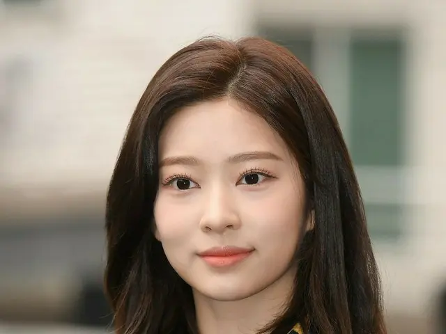 IZ * ONE 김민주 서울 공연 예술 고등학교 졸업식에 참석했다. .