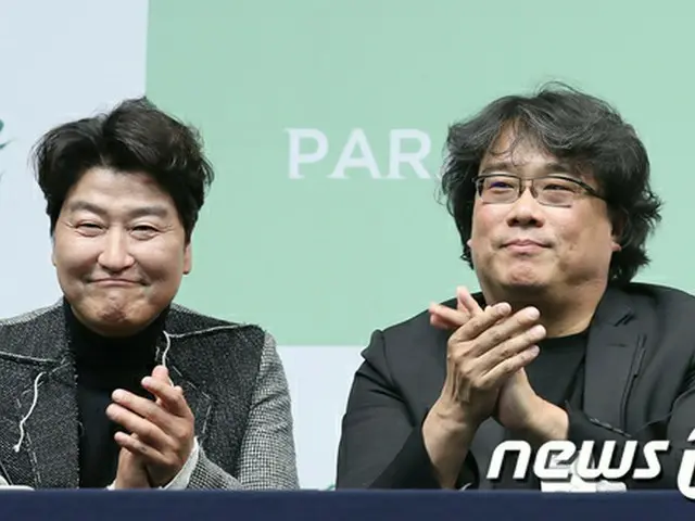 한국 영화 '기생 반지하의 가족 "봉준호 감독 & 배우 송강호, 2 / 24에 TOHO 시네마 즈 롯폰기 힐즈에서 아카데미 상 개선 무대 인사.