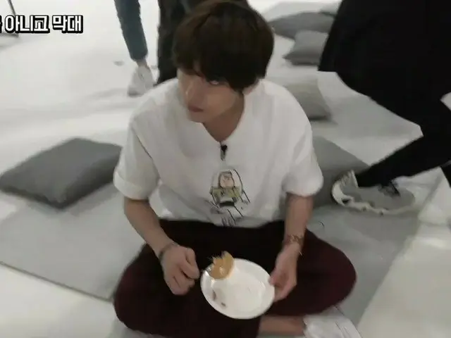 #방탄 소년단 (#BTS) V 한국식 '허니 콤 토피'에서 눈을 뗄 수 없었던 이유가 화제. . 우선 그 동영상. 