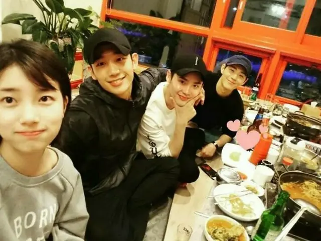 식사에 간다면 어느 쪽이 좋은가 한국에서 논의 중이다. .  1) 화려한 라인업의 유명 배우들과의 회식  2) 웃음 지나서 술도 마실 수 없을 