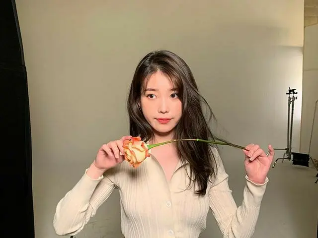 [g 공식] IU (아이유), 꽃냠  