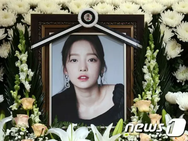 원래 KARA의 고 구하라 씨의 친형 장례식장에서 친어머니의 행동을 미디어 밝히면서 분노. .  ● 생모가하라의 장례식에 온 연예인에 "TV에서