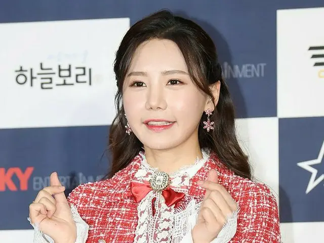 가수 송하에 음원 사재기 의혹에 대해 언급 한 김근태 국민의 당 비례 대표 후보를 업무 방해 및 명예 훼손으로 고소. .