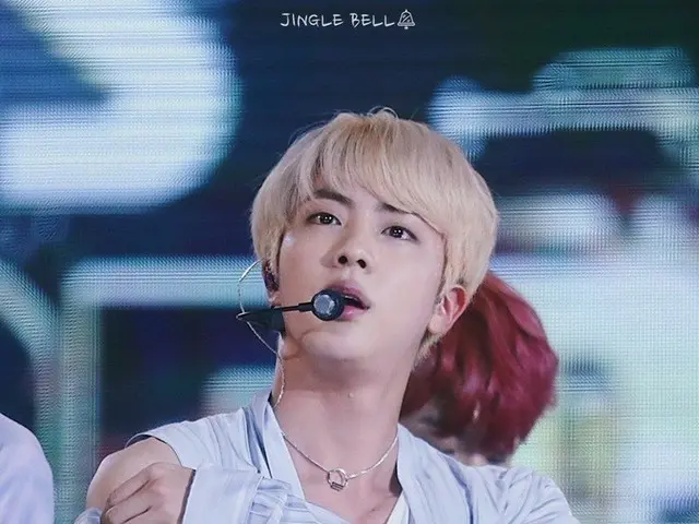 #BTS (방탄 소년단) JIN "노출은 참을 수 없다"가 화제. .  ● 어깨를 노출하는 무대 의상을 참지 못하고, 무대가 끝나면 바로 숨긴다