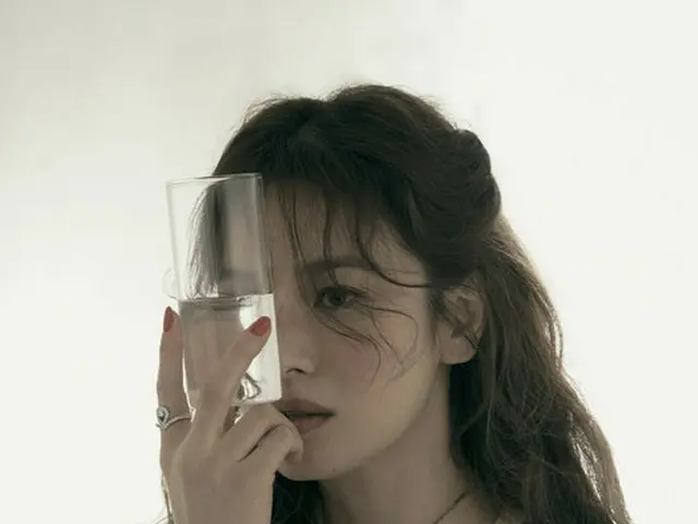 배우 송혜교 사진 공개. "ELLE 싱가포르 '5 월호. .
