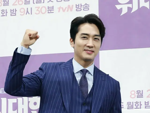 배우 송승헌 원래 교제 상대의 중국 여배우 리우 이훼이의 SNS에 "좋아요"를 클릭 한으로 중국에서 재결합 설도 등장 할 정도로 큰 화제가되었다