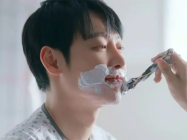 배우 김동욱 "면도되는 순간"가 한국에서 화제.  ● 드라마 '그 남자의 기억 법'이 인기  ● "잊을 수없는 병 '을 가진 뉴스 앵커 역할. 