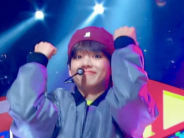 #BTS (방탄 소년단) V "표정 변화가 끝이없는 베레모 컬렉션」가 한국에서 화제. . 보라색 경우.