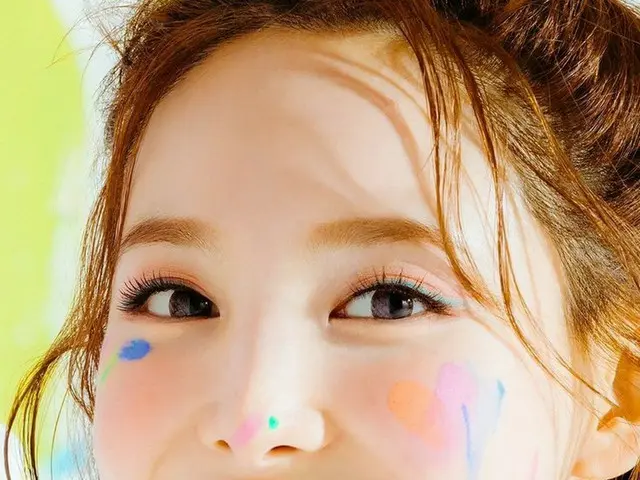 TWICE의 신곡 티저 사진. 나영에게 "KAKAO FRIENDS '캐릭터'Apeach"흡사 설. .