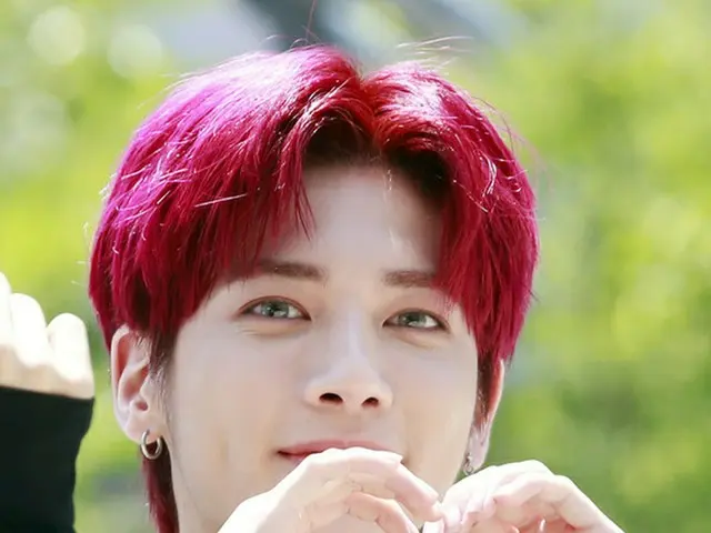 "TXT"(TOMORROW X TOGETHER)이 예능 프로그램 녹화를 위해 출근. .