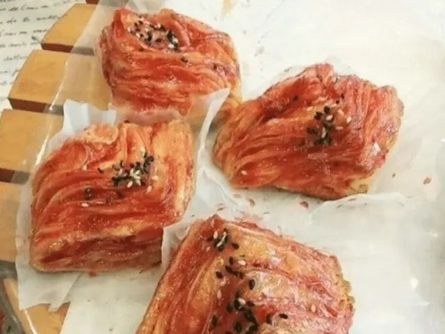 "한국인 만이 실수 사진 '이 한국에서 화제. .  ● 페이스트리인데 다만 "배추 김치"에 보인다.  ● 자두 가루를 뿌리고 파인애플인데 '깍두