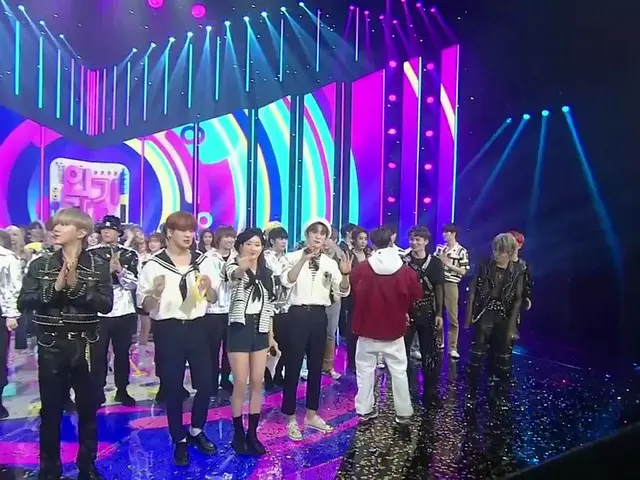 #EXO 백현의 1 위 엔딩 때 응원 EXO가 무대 난입. . 오늘 '인기가요' 