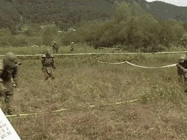 같은 수해 한일의 차이.  ● 한국의 서울 근교의 경기 지방. 홍수 후 물이 빠지면 군인들이 뭔가를 찾는다.  ● 1953 년 한국 전쟁 휴전 