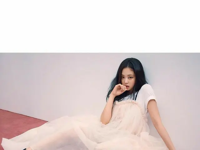 #BLACKPINK 제니 오늘 공개의 새로운 화보 나머지 1 장.  ● 잡지 ELLE 한국판 9 월호와 브랜드 HERA와 코라 보.  ● "서울