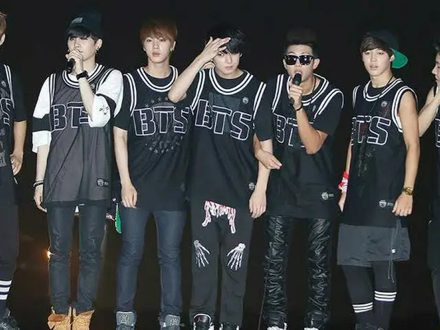 #BTS (방탄 소년단) 자서전 드라마 '푸른 하늘'이 한국에서 화제.  ● 멤버들의 학창 시절부터 데뷔시기까지를 드라마화. 배우 서지훈 배우 