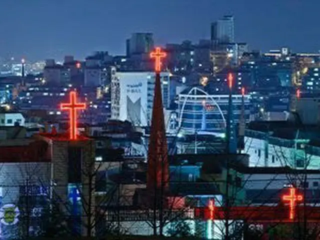"태풍"직격 한국 비행 간판보다 무서운 것은?  ● 교회의 첨탑. .  ● 밤이되면 기리스토 교회의 빨간 십자가가 곳곳 빛나는 한국의 야경.  