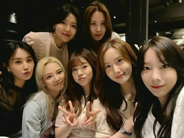 '소녀 시대'윤아, 태연, 유리, 써니, 효연, SM 엔터테인먼트와 재계약했다고 보도된다. .