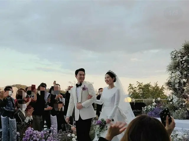 #SHINHWA 전진 결혼식 사진이 한국에서 화제.  ● 3 살 연하의 신부에게 첫눈에 반해.  ● 객실 승무원 출신 건강 미인.  ● 프로그램