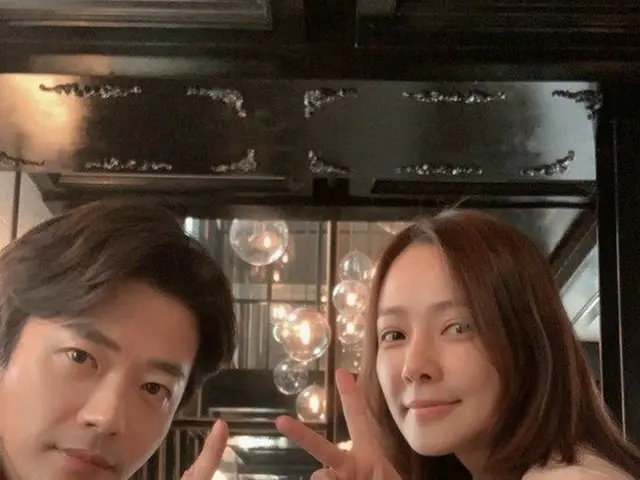 권상우 _ & 손태영 부부가 결혼 12 주년을 맞아 함께 점심 데이트를 한 근황을 공개하여 화제가되었다. .
