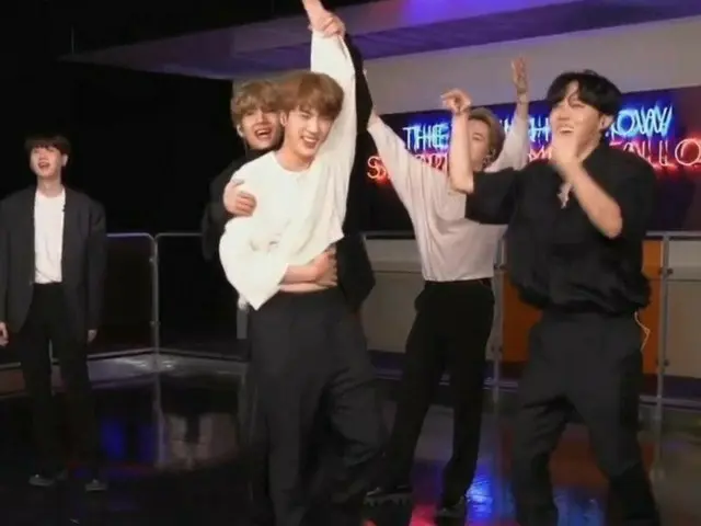 "BTS (방탄 소년단) 'JIN 미국 NBC'The Tonight Show Starring Jimmy Fallon"의 게임에서 이기고 회원이 