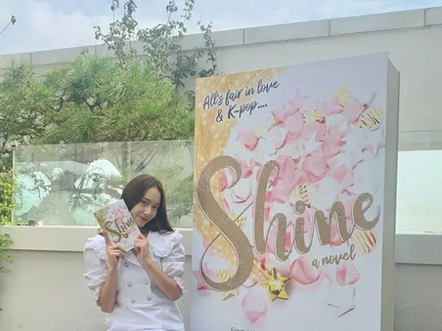 크리스탈 (f (x)), 소설가 데뷔 친언니 '소녀 시대'출신 제시카를 응원. .