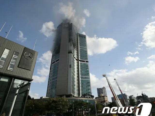 한국 남동부 울산에서 화재가 있던 건물 옆에있는 메르세데스 벤츠 코리아 울산 전시장 오늘의 영업을 휴식하고 소방대 원에 식사 나 휴식 장소, 화