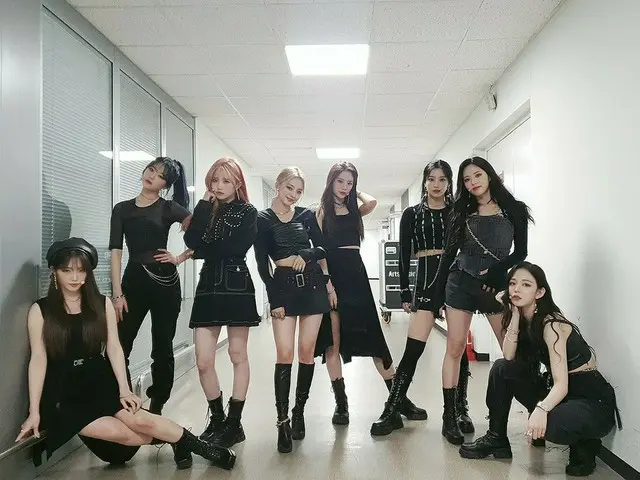 【t公式】프로미스나인、[💌#프로미스나인] 뭐든지 해낼 수 있을 것만 같은 오늘의 #Feel_Good🖤 이렇게 갑작스러운 올블랙으로 플로버들의