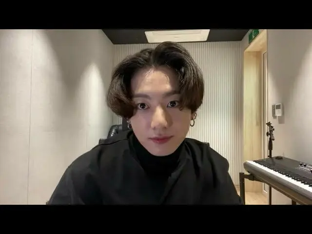"BTS (방탄 소년단)"JUNG KOOK 공식 YouTube 채널에서 새로운 헤어와 신곡 MV 등에 대해 이야기 해 화제가되었다. .  