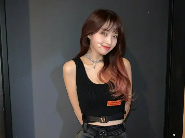 【t公式】에버글로우、[#시현] 오늘 의상 너무 이쁘죠 🖤포에버 오늘도 라디다 봐찌여??