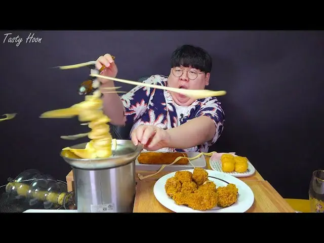 ASMR을 찍으려고 치즈에 농락되는 음식 유 튜바 자. .  