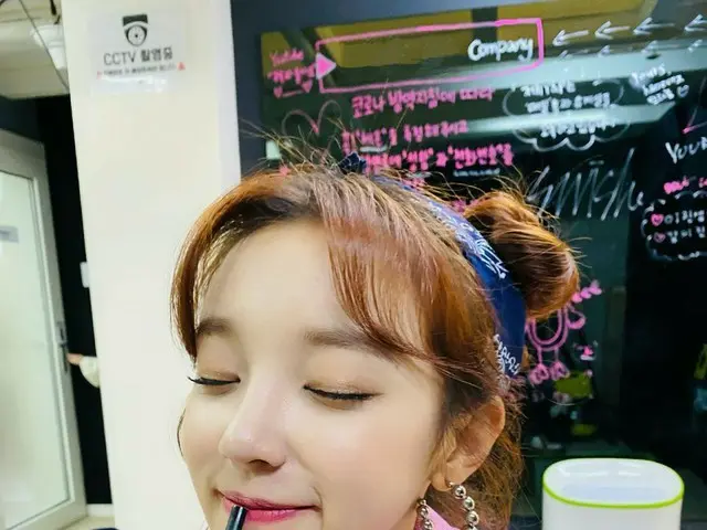 【t公式】（G）I-DLE、[#우기] 오늘의 🎁<br>🐶🕶<br>우리 “런웨이브” 많이 많이 봐주세용😊