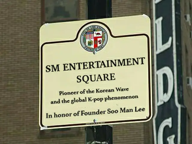 미국 LA에 SM ENTERTAINMENT SQUARE가 등장. SM 이수만 씨의 공헌에 경의. .