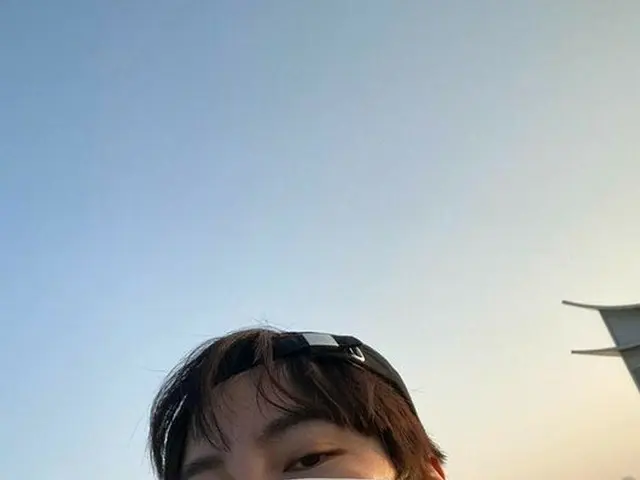 배우 장근석, 마스크 차림으로 산책 중. .