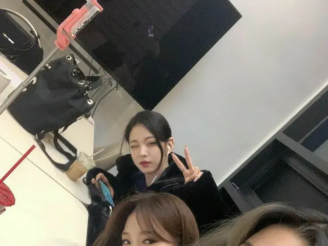 【t公式】프로미스나인、[💌#프로미스나인] 정신이 번쩍 드셨죠??🤗 오늘 같이 추운 날 핫초코와 함께 핫팩이 필요 없는 자체발광 지선&채영&지