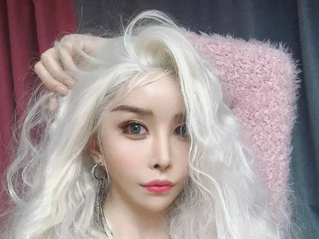"트랜스젠더"탤런트 해리스, 실버 헤어로 파격적인 변신. 마치 인형. .